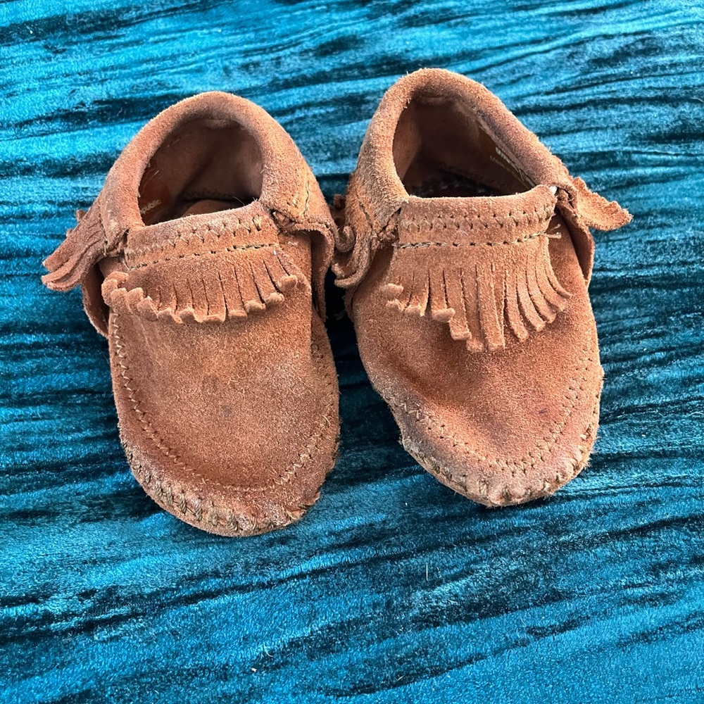 Baby Minnetonka Moccasins unisex size 4
